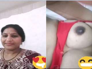 Sexy Desi Bhabhi Showing Boobs