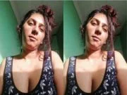 Sexy Lankan Girl Shows her Boobs