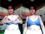 Desi Bhabhi Shows Her Boobs