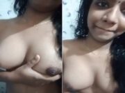 Hot Desi girl Shows Her Boobs