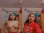 SEXY DESI GIRL SHOWS HER BOOBS